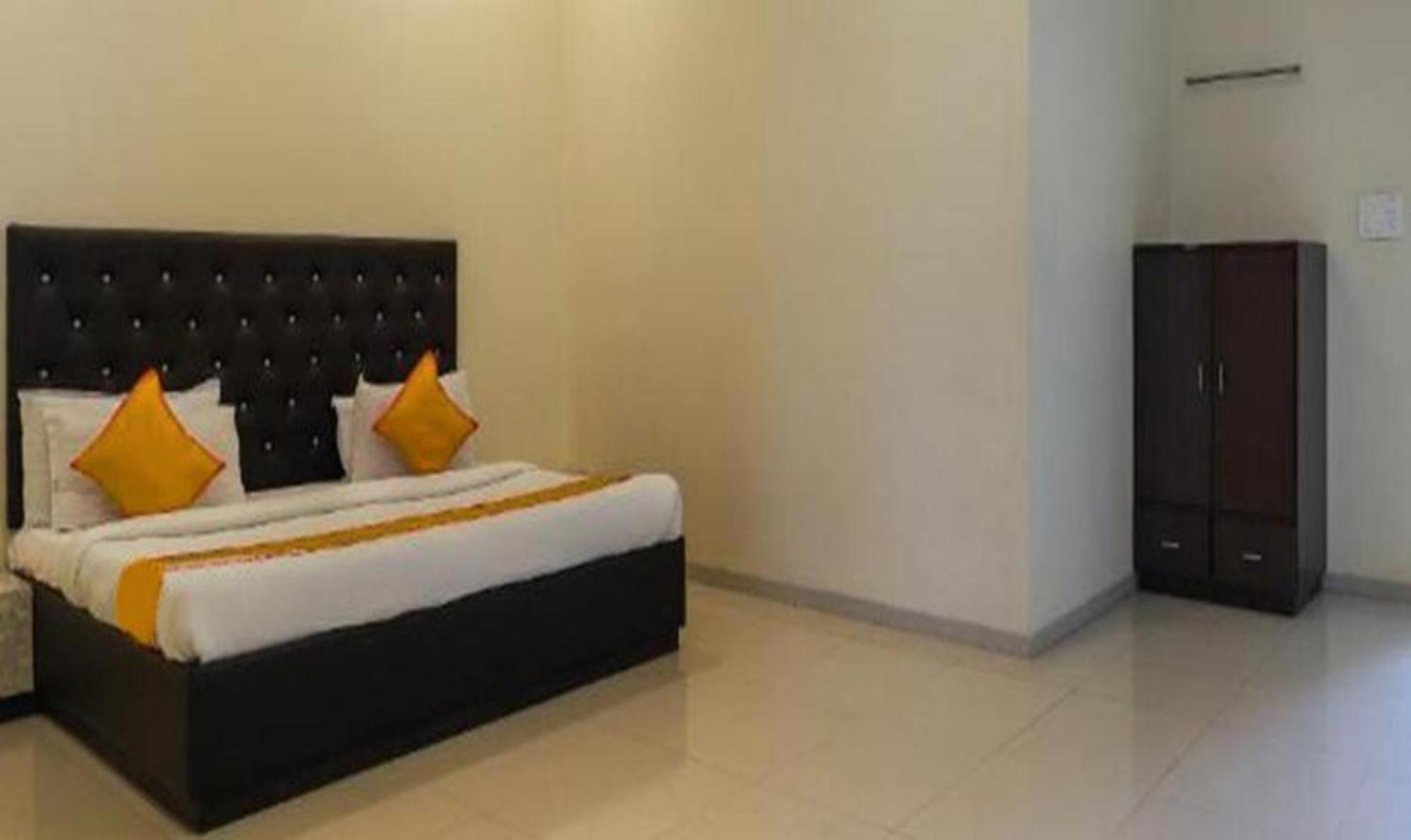 Hotel O Marigold Surat Luaran gambar