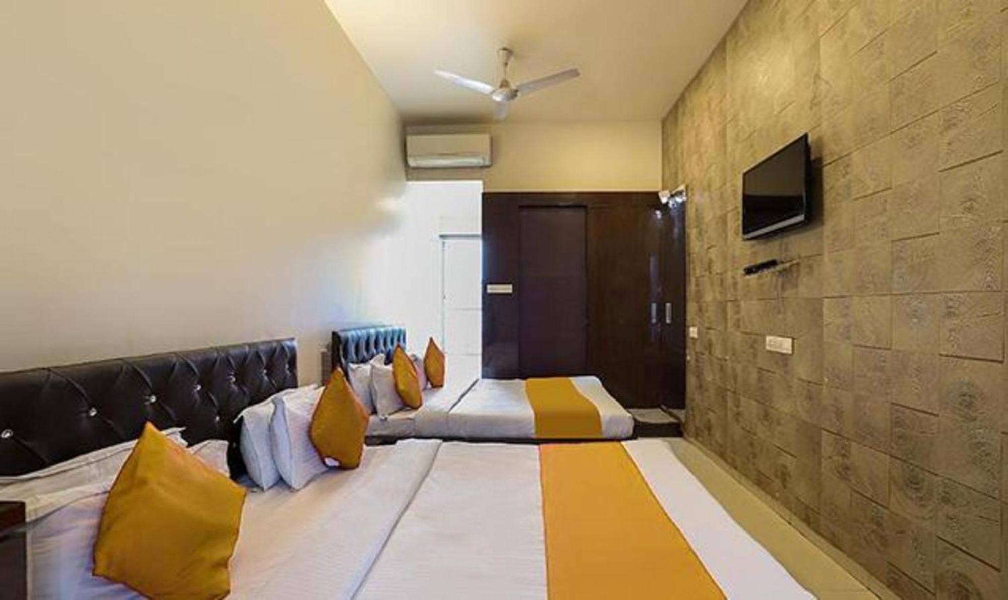 Hotel O Marigold Surat Luaran gambar
